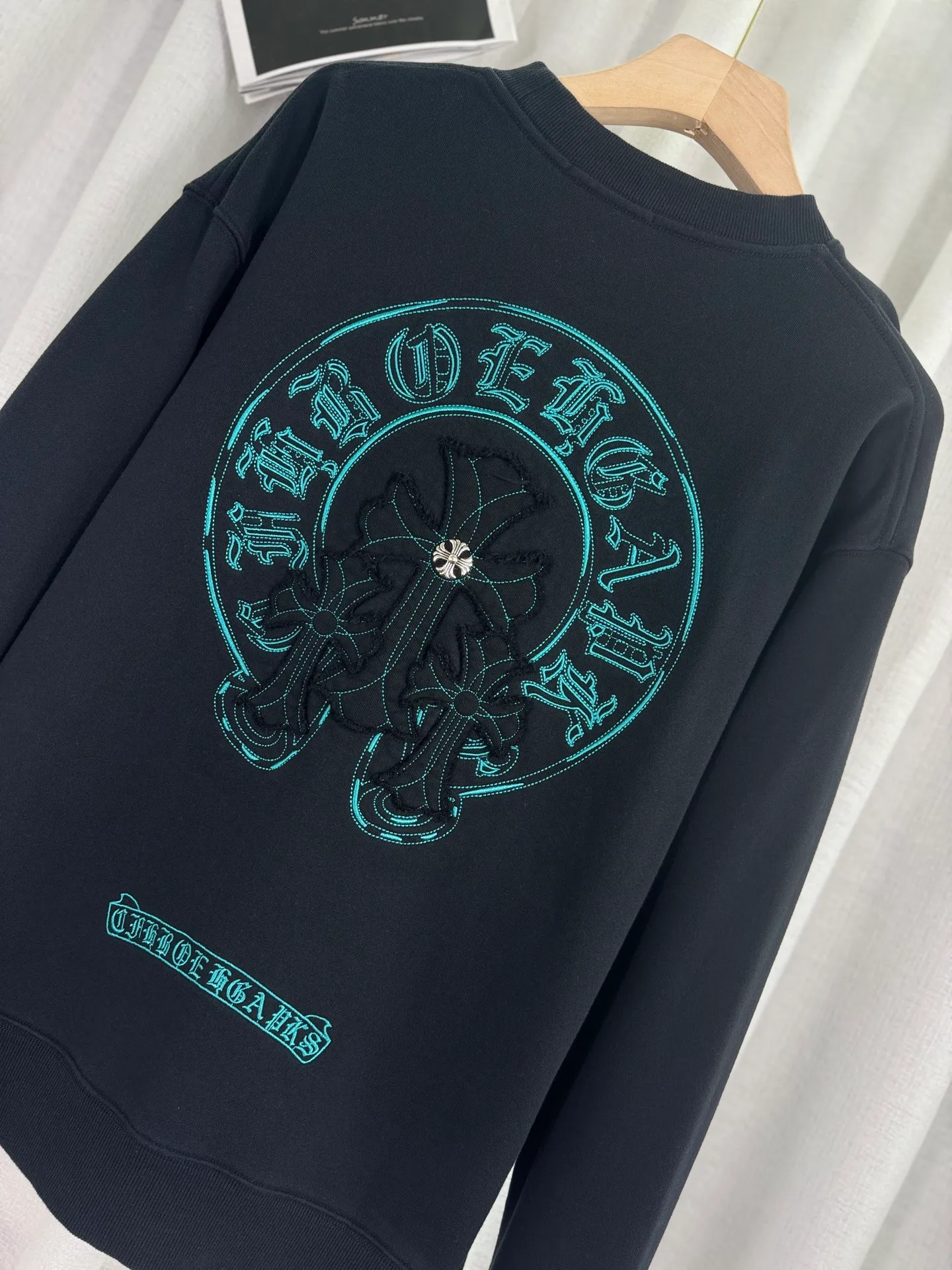 P270 top version, real shot without P, ​​different from market currency) 𝗖𝗵𝗿𝗼𝗺𝗲 𝗛𝗲𝗮𝗿𝘁𝘀/Cro Heart 2025 washed patch embroidery autumn and winter new original single counter American laser burnt 3D three-dimensional color embroidered couple casual sweatshirt 👑The highest version! Customized fabric 420g tripe terry fabric! American acid-washed and distressed original fabric laser burnt ✟appliqué embroidery and exquisite embroidery of letters! The best-selling model in the counter, very comfortable to wear. Accessories: original molded and authenticated collar label➕100% silk wash label. Genuine purchase-grade original hangtag➕matching hanging rope➕3D hanging beads➕original packaging bag. Craftsmanship: The original version has consistent wiring! The highest version of the armhole matching technique! Color: White Black Size: S M L XL Style Number: 25-307